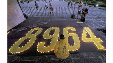 Photo of 台3000人雨中悼六四 小灯排8964