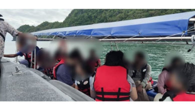 Photo of 无牌超载2艘旅游观光船 连累2舵手21外国游客被扣捕