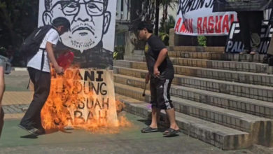 Photo of 财部政秘：抗议者无论述 烧首相肖像过分无礼