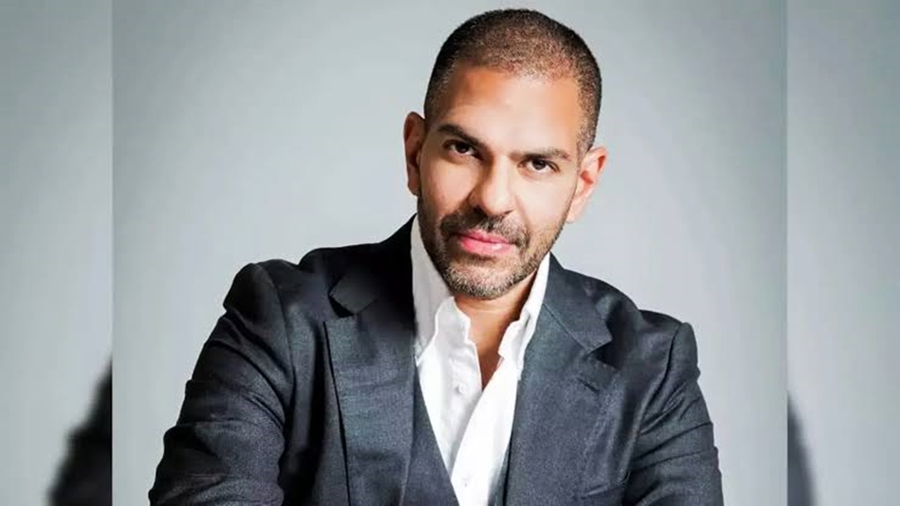 印度53岁亿万富翁卡普尔（Sunjay Kapur），周四在马球比赛中不慎吞下一只蜜蜂，导致口腔遭到蜂螫，进一步引发过敏性休克，最终导致心脏骤停。