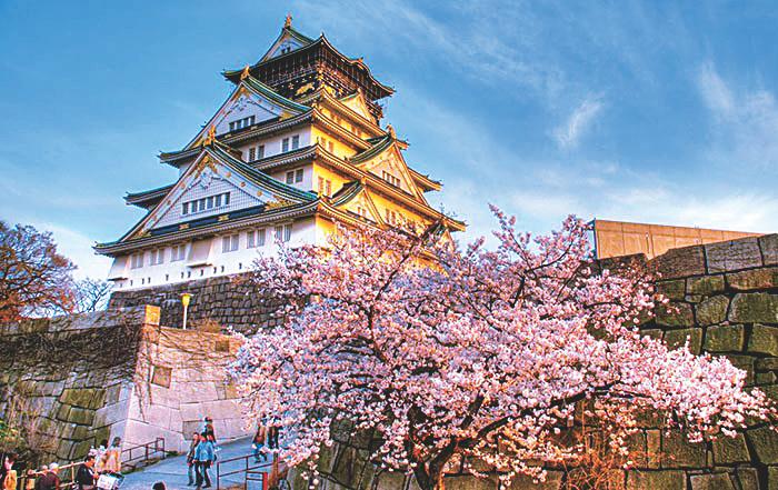 大阪城由丰臣秀吉於1583年开始建造，是日本歷史上极具代表性的古城之一，也是观光客到大阪必访的景点。