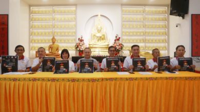 Photo of 当亲眼见到舍利展6日起举行 民众可手捧舍利合影