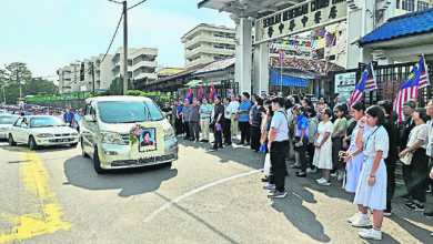 Photo of 銮中逾2500师生列队 唱校歌送别吴小燕校长