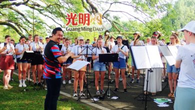 Photo of 雨树下演练多首乐曲 德青少年管乐团引围观喝彩