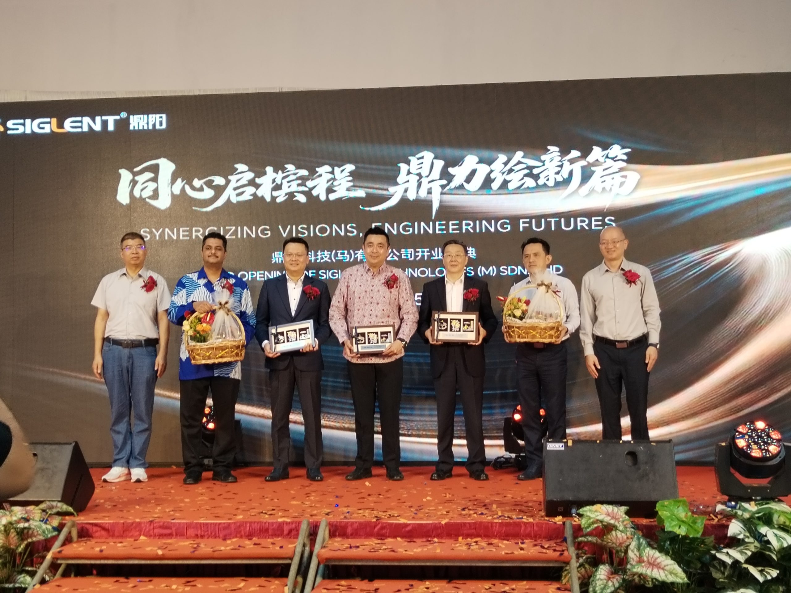 秦轲(右一)在邵海涛(左一)陪同下赠送纪念品给嘉宾后合影。