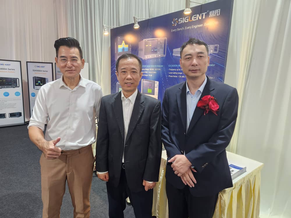 陈帝铨(左一)与金霆、刘振华也是受邀嘉宾。