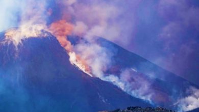 Photo of 欧洲最高活火山喷发 游客逃离 航班紧急改道