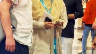 Photo of 努鲁依莎与夫启程朝圣 亲友机场送行场面温馨