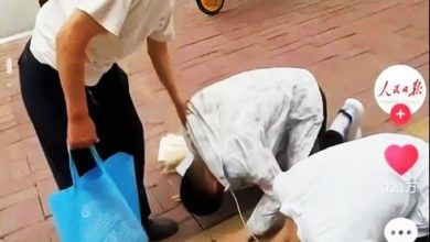 Photo of 双胞胎出考场跪谢爷爷 书桌贴标语“没天分要勤奋”