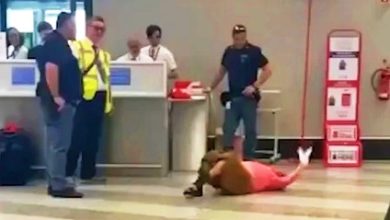 Photo of 【​视频】中国大妈行李超重被罚款 情绪失控滚地踢脚