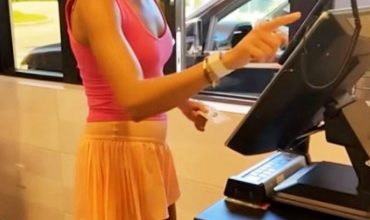 Photo of 【视频】特朗普18岁孙女甜甜圈店打工！网笑：像爷爷“在麦当劳上班”