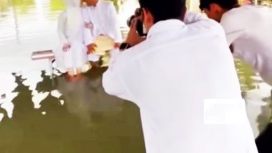 Photo of 爱在水中央!印尼新人洪水中拍结婚照