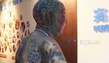 Photo of 满身重彩刺青后悔不已 出行不便被称“老妖怪”