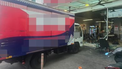 Photo of 失控货车撞进烧烤店 店内顾客受惊无伤亡