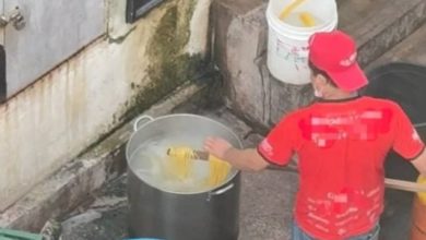 Photo of 垃圾桶就在一旁 食肆员工沟边煮面