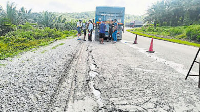 Photo of 翻落路上遭罗里撞及 骑行男撞路洞被辗死