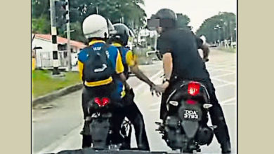 Photo of 黑衣男拔学生摩多钥匙 警方证实警在执法
