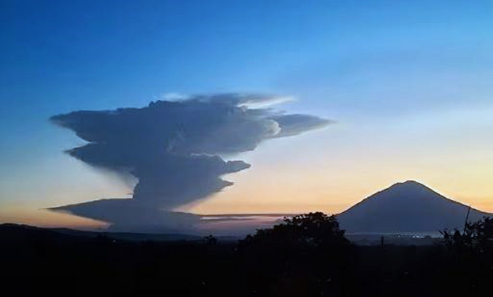 印尼东部的勒沃托比拉基拉基火周二剧烈喷发，火山灰柱高达10公里