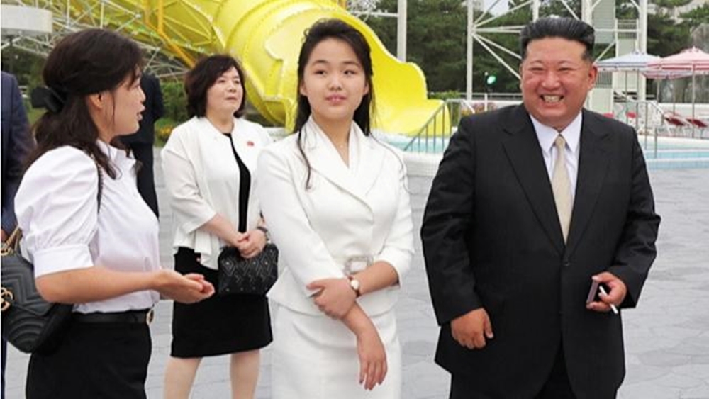 金正恩（前排左3）与妻子李雪主（前排左1）及女儿金主爱（前排左2）一同亮相，女儿手上的钻表意外引发韩国媒体讨论。（欧新社照片）