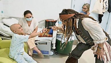 Photo of 《魔盗王》尊尼特普再扮船长探望病童