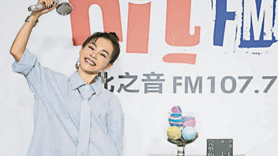 Photo of 彭佳慧不躲了 豪放闪小男友