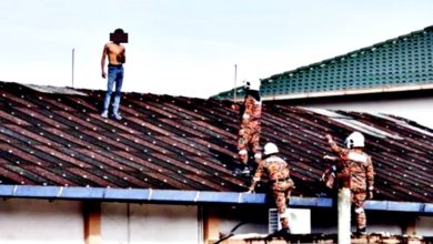 Photo of 男子破门行窃爬屋顶逃 警联合消拯员追捕