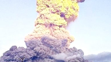 Photo of 印尼火山大规模喷发 猛喷橘红色蘑菇云