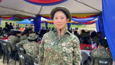 Photo of 婉拒高薪工作参军训 华女称握M16是一生突破
