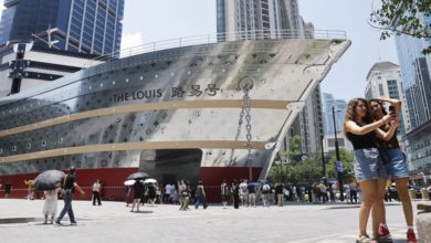 Photo of 上海打卡热门地标 全球唯一LV路易号街头亮相