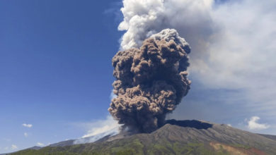 Photo of 埃特纳火山爆发 火山灰岩石窜数公里高 游客惊逃