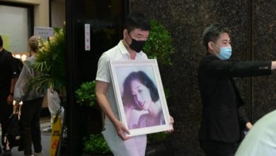 Photo of 艾威憔悴送别爱妻 挽词以“猪头炳”落款惹鼻酸