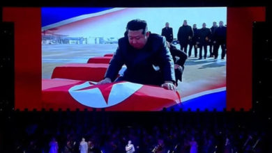 Photo of 金正恩轻抚“战死俄乌”朝鲜士兵棺木！神情哀戚大打英雄化宣传
