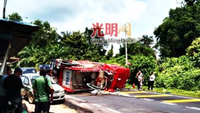 Photo of 转弯失控 消防车翻覆 司机无大碍