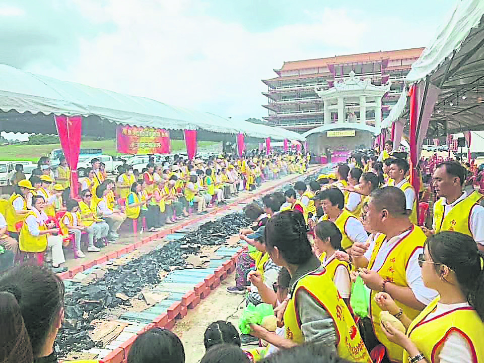 上寬下如大法師現場灑播大悲咒水，回向眾生，祈願消災增福、超薦先靈。