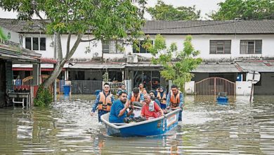 Photo of 沙亚南豪雨河水暴涨 老妇受困家中获救