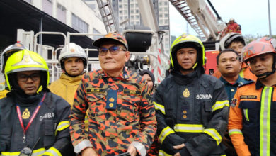 Photo of 历时4小时 蕉赖手提袋仓库大火受控！