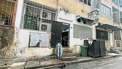Photo of 旁边垃圾堆 肮脏排水沟 餐馆员工后巷煮面引议
