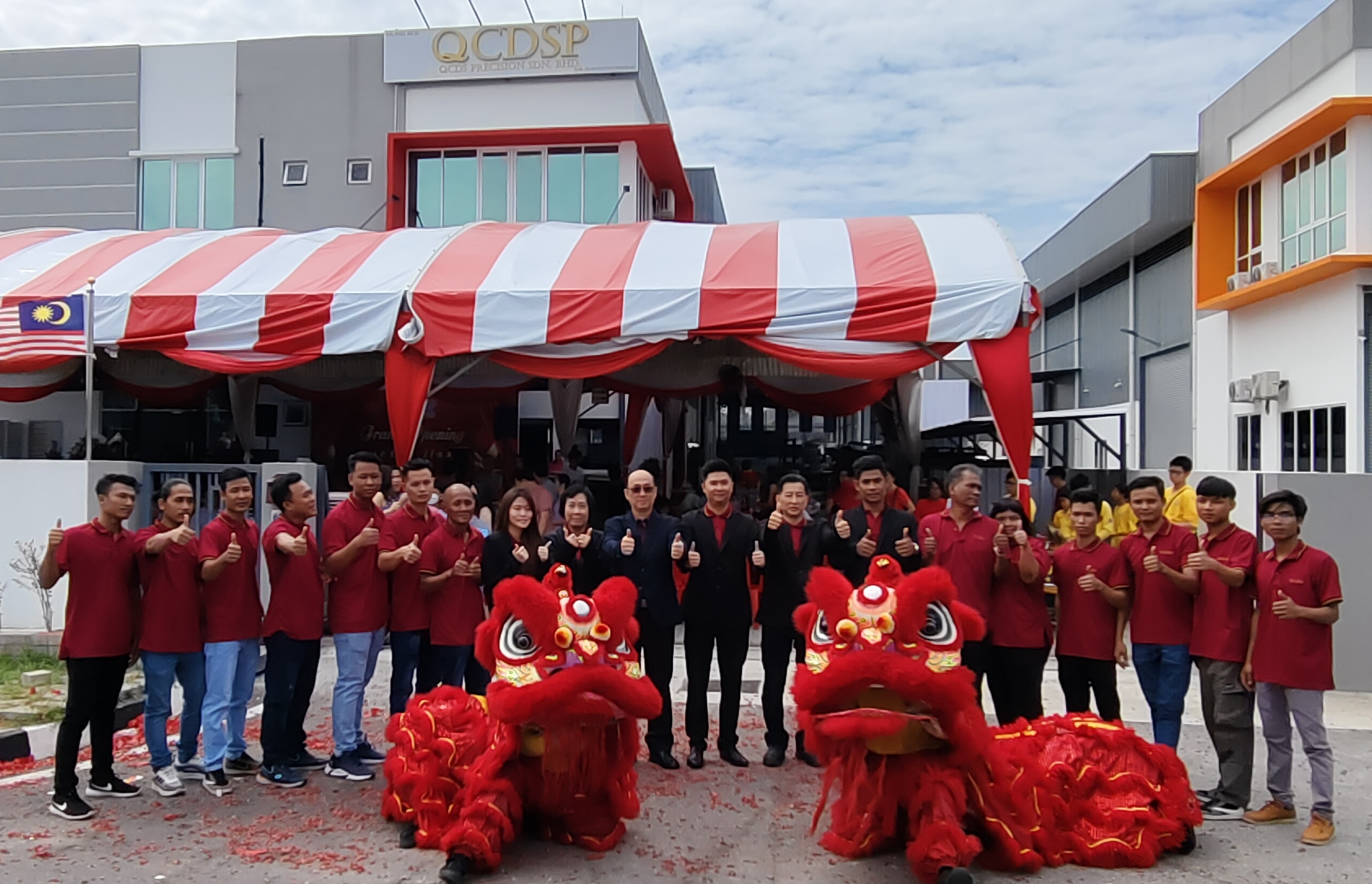 QCDSP管理层与全体技术员工在北赖新厂房开幕后合影。