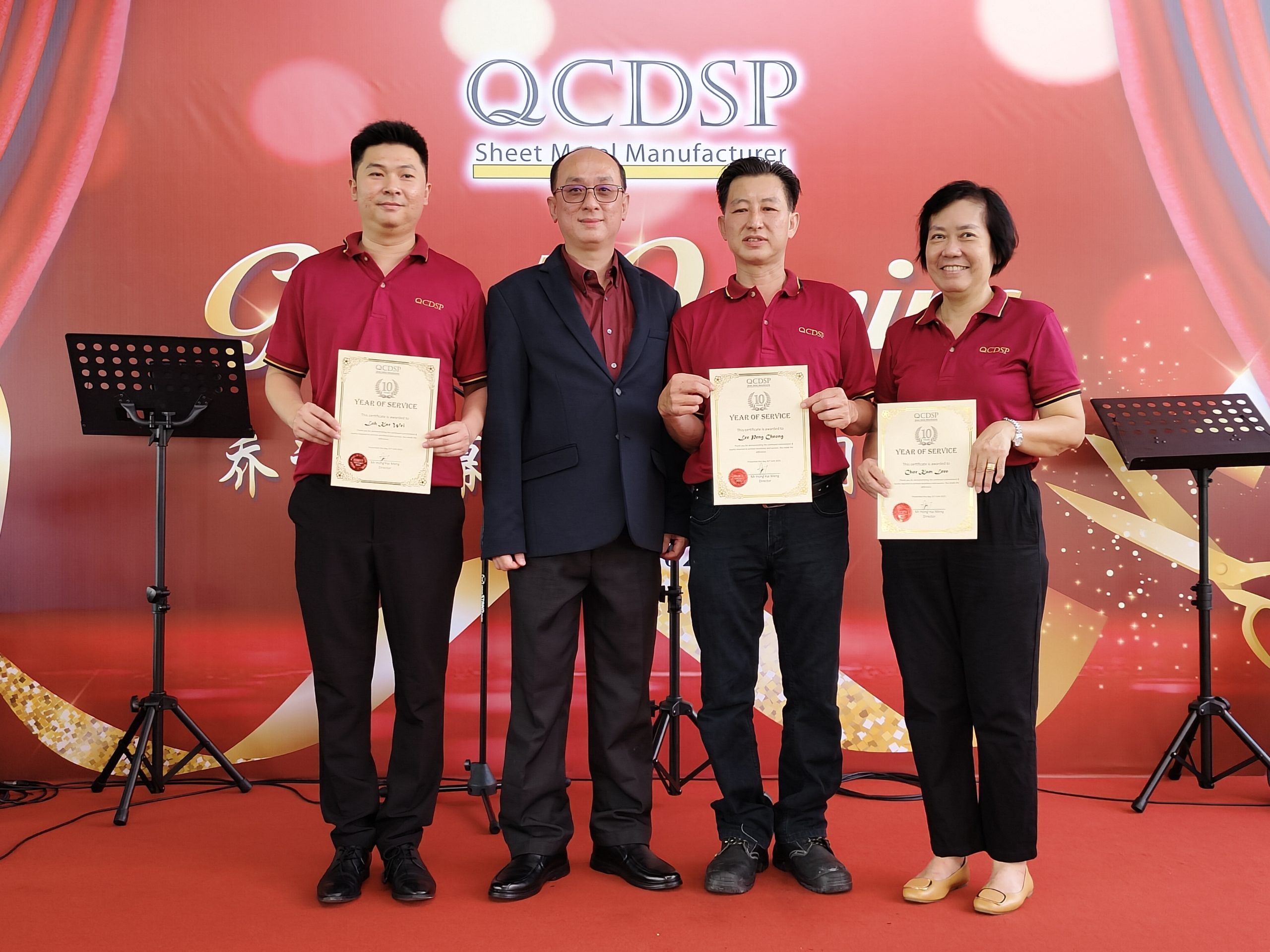 方海明（左二）颁发员工服务10年以上奖状予曹金莲（右起）、李炳昌及罗嘉威（左一）。