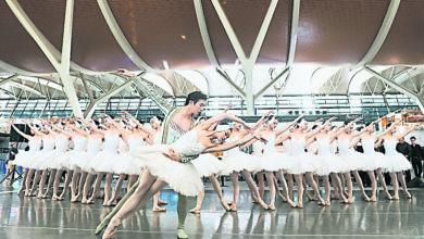 Photo of 机场上演芭蕾舞剧《天鹅湖》