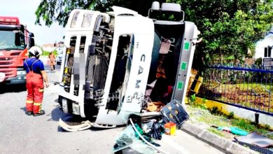 Photo of 重型罗里失控侧翻 压倒警察宿舍篱笆