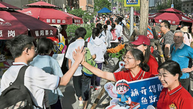 Photo of 中高考开锣 家长围观打气