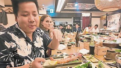 Photo of 越南网红介绍美食 奥斯卡影后坐在旁