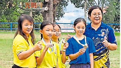 Photo of 公民总校越野赛 李琴侠勉学生往前冲