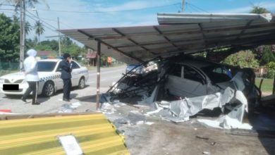 Photo of 80岁老人驾Myvi 撞进路边摊