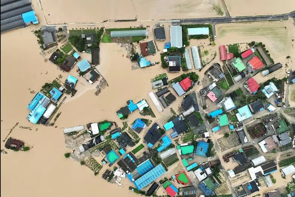 韩国京畿道和忠清南道16日到17日遭遇「极限暴雨」袭击，造成2人死亡，2人受伤，还有1000多位民眾被疏散到避难所。（图／翻摄自韩联社）