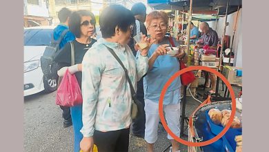 Photo of 吃甜品掛在路边摊 女游客遗漏土產被顺走