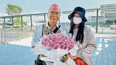 Photo of 李龙基60枝玫瑰 迎接未婚妻出狱
