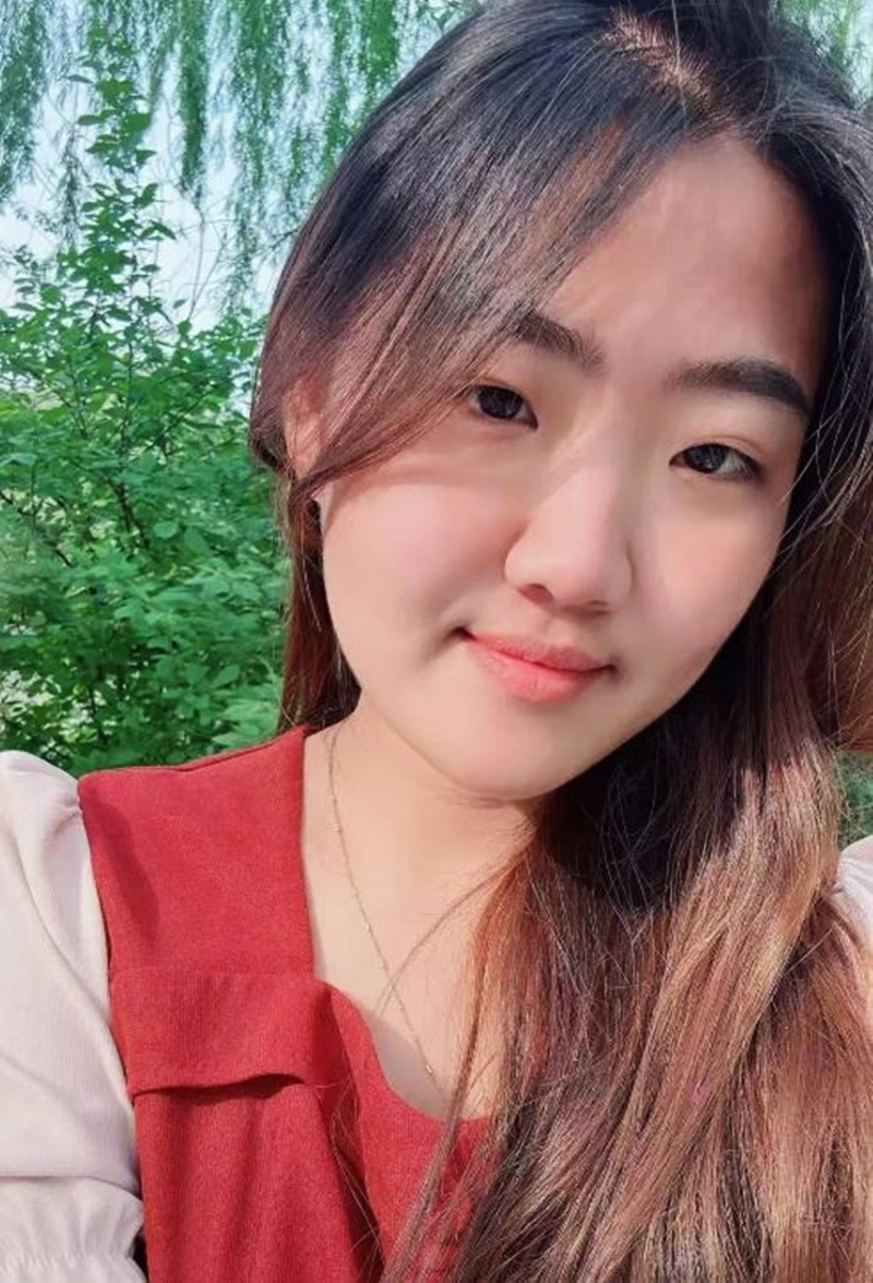 康平一直在济南陪伴周辉看病，并回北京工作赚钱支付医疗费用。