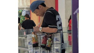 Photo of “不是非labubu不可！”男子包包挂福禄寿出门